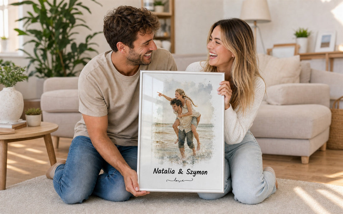 Roześmiana para trzyma personalizowany portret akwarelowy w cienkiej ramie jako prezent na rocznicę