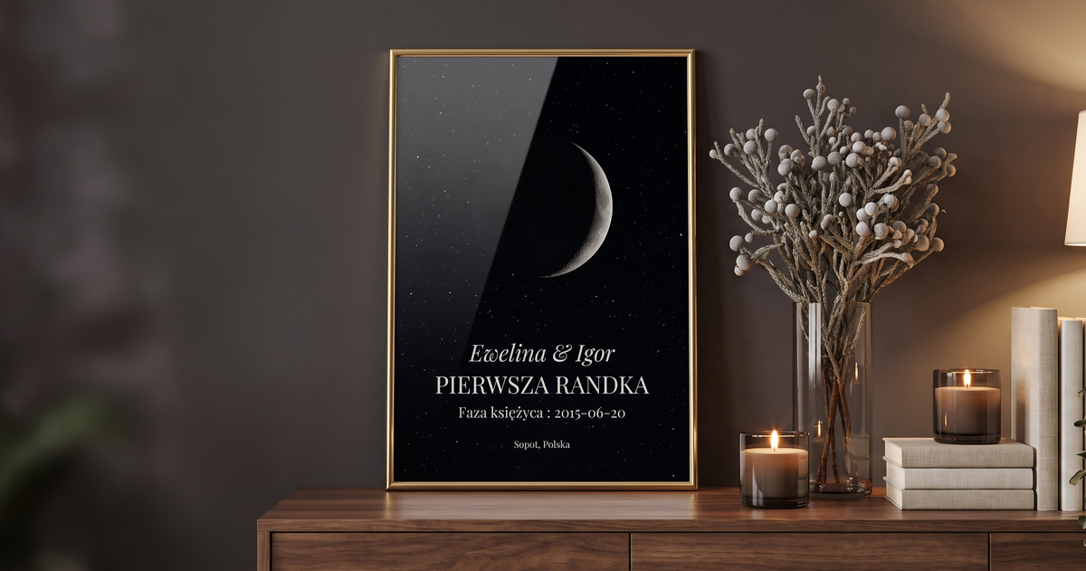 Faza ksiezyca - zloty plakat na konsoli z galazkami bruni i swiecami
