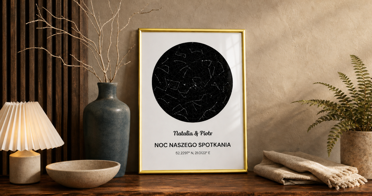 Mapa Gwiazd – personalizowany plakat w żółto-złotej ramie na konsoli