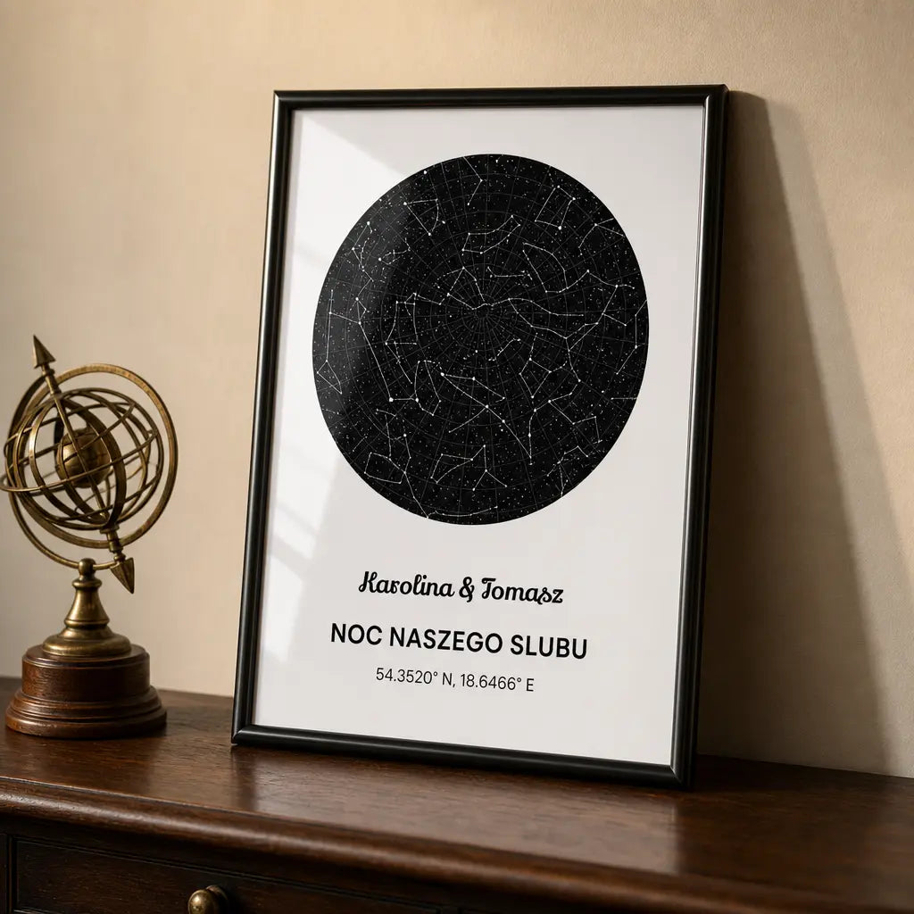 Mapa Gwiazd w czarnej ramie na komodzie — personalizowany prezent TaPanda