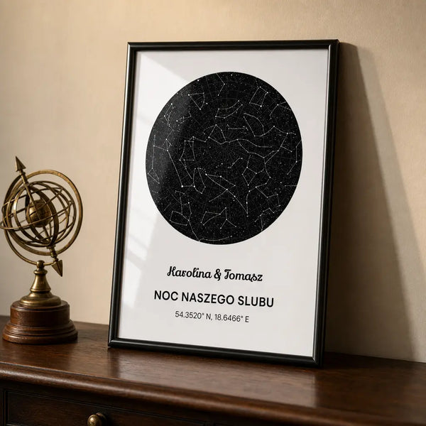 Mapa Gwiazd w czarnej ramie na komodzie — personalizowany prezent TaPanda