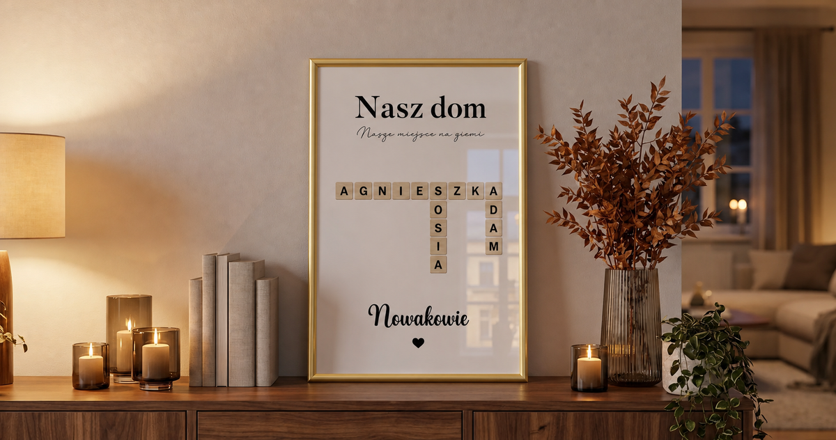 SCRABBLE Z IMIONAMI — personalizowany plakat w satynowej złotej ramie na komodzie