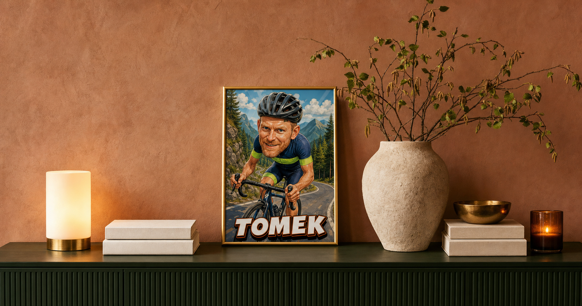Wielki Pasjonat – karykatura rowerzysty TOMEK w złotej ramie na komodzie